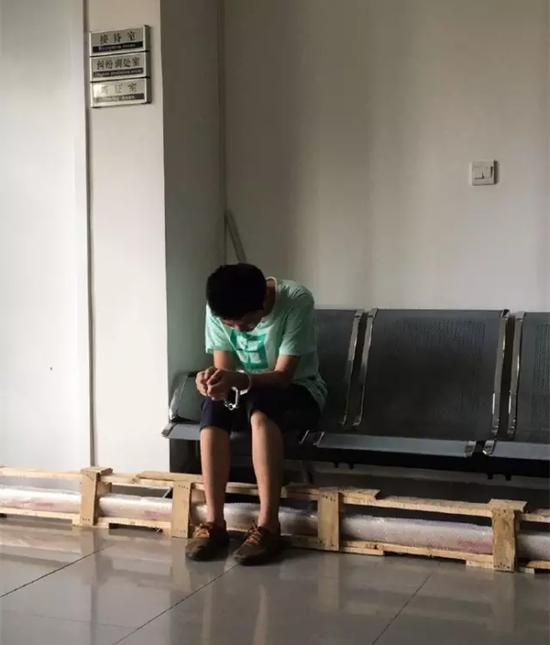 �Ϻ�һŮ�ӹ콻վ̨������ɫ�� �����ѵ���