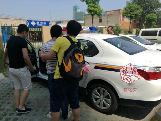 ���춼�б�8��22��Ѷ����������˳ͨѶԱ���滪�������Ů�˿͵��ֻ����ͷ��¶�����棬��͵ʵ�ڶԲ����ҵ����գ�������һ�������ڵ�����͵���ֻ��Ĺ߷���ĳ����Ѷʱ˵�Ļ������춼�б����߽�����人���������Ϥ����4��������ĳ�ѱ����¾�����