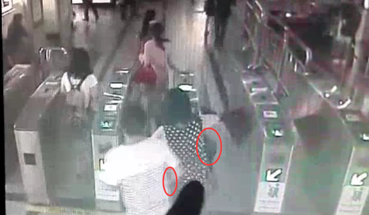 �������磬���춼�б����ߴӾ����ṩ�İ참��Ƶ�п������·��ڳ���·���վһ��բ���ڣ��������磬�ܺ�Ů�ӽ�ƻ��6õ����ֻ������Ҳ�㶵��ֻ��󲿷���¶����������ĳ������󣬾���ǰ��Ů���͹�����ˢ����վ��϶������͵��Ů���ֻ�����������ֻ��2���ӡ�