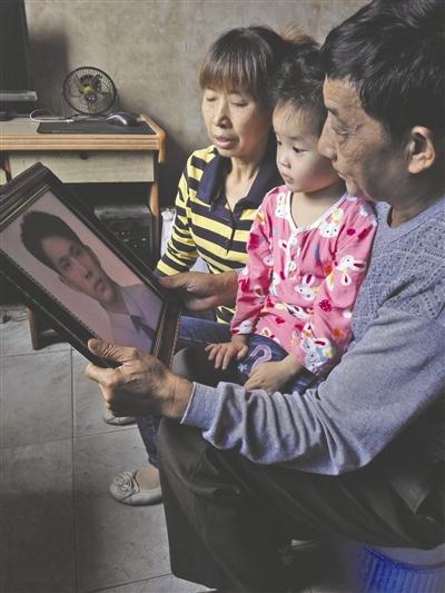 �Ĵ�һ����ȥ��ǰ���Լ��ȹ��� �丸��ѰĿ����