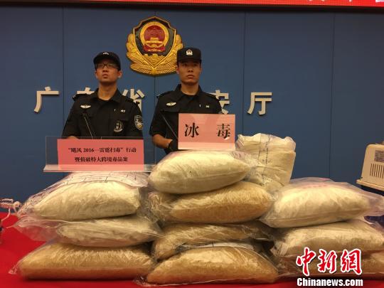 �㶫������ǰ�����ش�羳��Ʒ�����ɻ������2000ǧ�ˡ�ͼΪ����չʾ�ɻ�Ʒ���������F ��