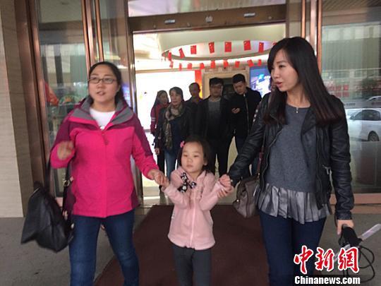 ͼΪ֣����¤��ҽԺ�Ĺ�����Ա��������ȥ�ж�ͯ����Ժ �� ������ ��