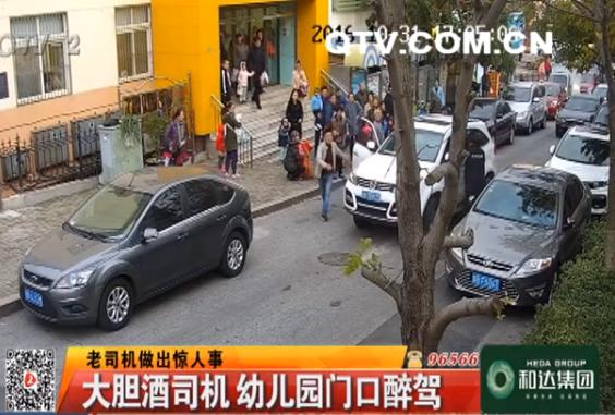 ��˾���׶�԰�ſ����� �����˶�·�м�