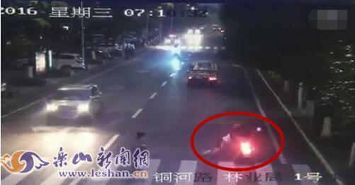 �Ĵ���Ħ��ײ��Ů�Ӳ�������ѹ ��ʮ��·�����˾�